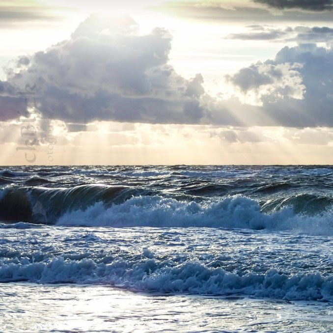 Wellen in der Abendsonne mit Wolken an der Ostsee