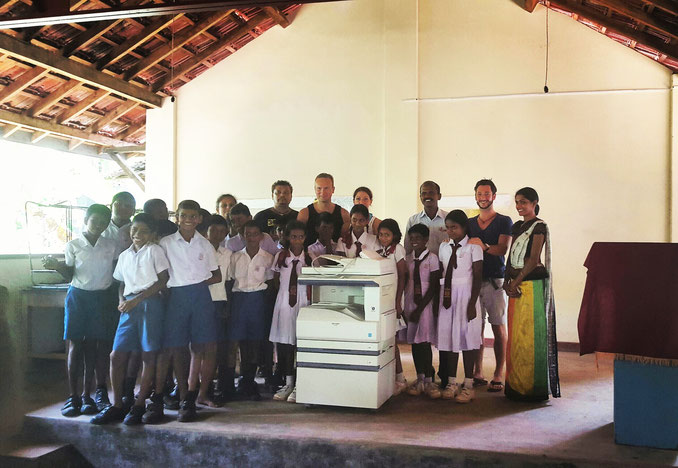 Übergabe des professionellen Multifunktionsdruckers für eine weitere Primary School in Yatadolla