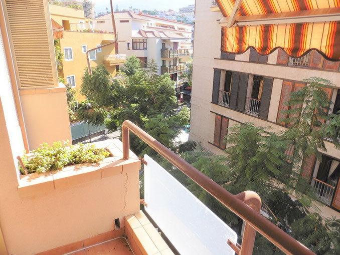 Blick vom Balkon in die Gassen vor dem Wohnhaus.