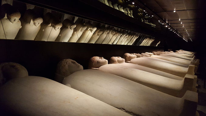 Sarcophages anthropoïdes, marbre blanc de Paros, VIè et Vè siècles av. J.-C. ©Musée National – Beyrouth
