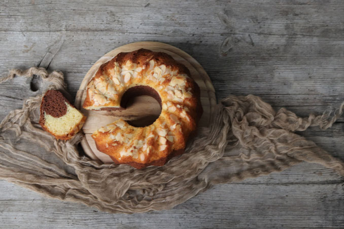 zweifarbiger Joghurtkuchen mit Mandeln