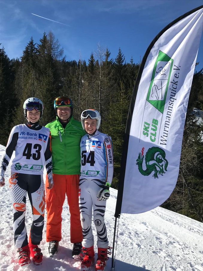 Die Vereinsmeister 2019 Amelie Prinz (links) und Maxi Schemmer (rechts) mit erstem Vorstand Heinrich Leipold