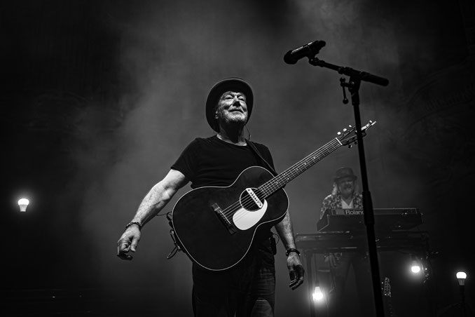 Mit Songs wie "Cruise Missiles", "Marliese" oder "Battalions Of Strangers" prägte Fischer Z den New Wave-Rock der 80er-Jahre. Im Oktober 2026 tritt die englische Band um John Watts unter anderem in Friedrichshafen und Stuttgart auf. Foto: Todde Vision