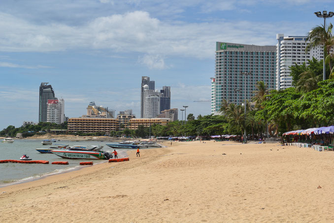 Pattayas Skyline, Strand und Speedboote