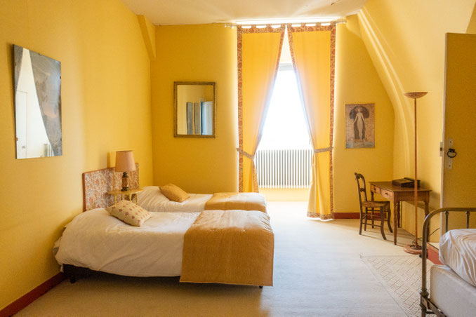Yellow room - 3 single beds