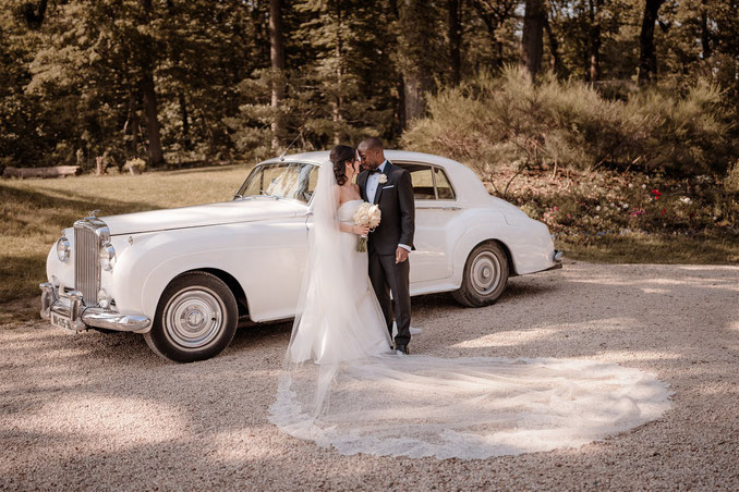 Couple qui se regarde dans les yeux devant une voiture de collection, mariage coordonné par My daydream Wedding, wedding planner et décoratrice de mariage à Paris