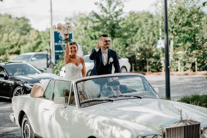 Arrivée des mariés en voiture de collection pour un mariage organisé à Lille et dans les Hauts-de-France