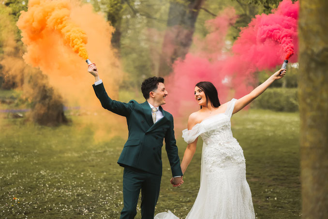 Mariés en extérieur avec des fumigènes colorés, mariage organisé et décoré par My Daydream Wedding, wedding planner et décoratrice de mariage à Nantes