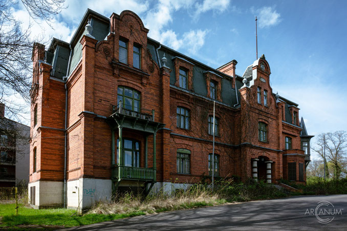 Abandoned Mansion in Germany / Schloss Raben Steinfeld