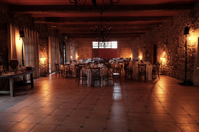 Mise en lumière pour un mariage au château Nadal-Hainaut au Soler proche de Perpignan dans le Sud de la France. Dj et éclairage Stéphane Terpreau. Création et mise en lumière de votre mariage.