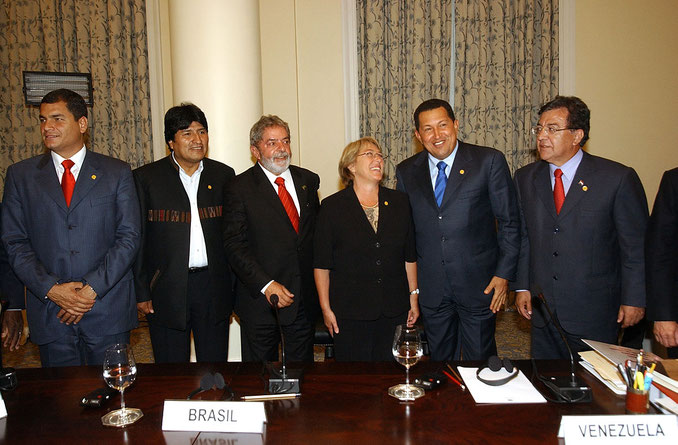 Da sinistra a destra: Rafael Correa (Ecuador), Evo Morales (Bolivia), Luís Inácio Lula da Silva (Brazil), Michelle Bachelet (Chile), Hugo Chávez (Venezuela) e Nicanor Duarte (Paraguay)
