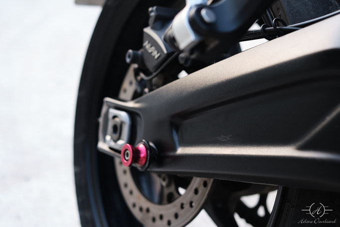 Détail d'une rayure présente sur le bras oscillant d'une Triumph Trident lors d'une vente de moto d'occasion
