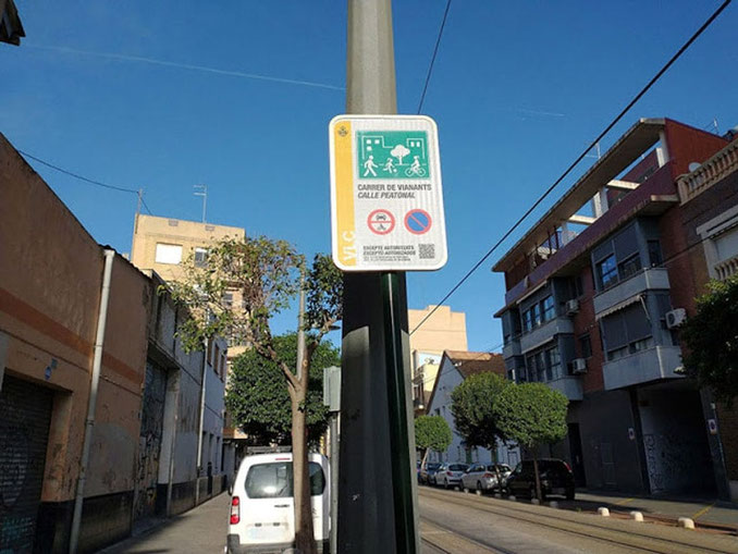 Los conductores no tienen el menor respeto con los viandantes e igual que los ciclistas no respetan las placas de tráfico.  
