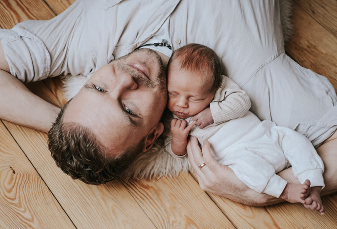 Neugeborenenfotografie Babyfotograf Dortmund Papa mit Baby 