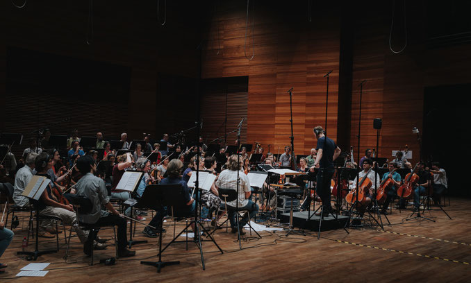 Christian Schumann conducts the orchestra of the Weimarer Staatskapelle.