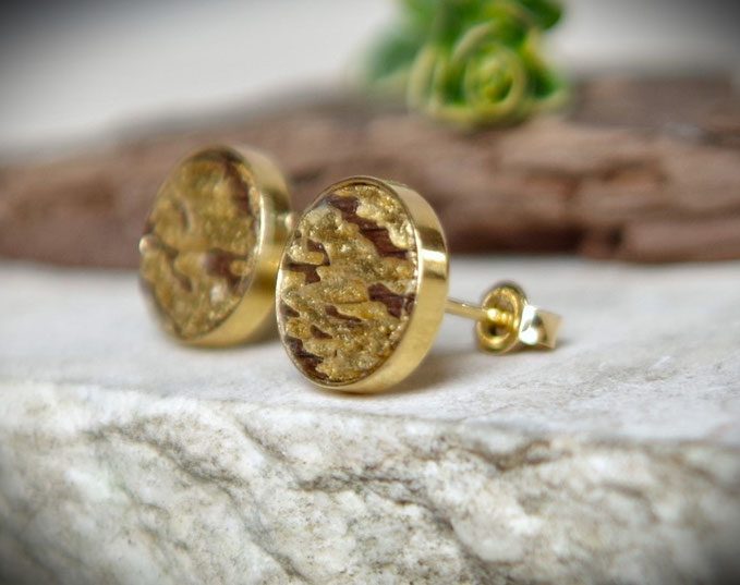 Holzohrringe aus historischer Eiche mit 24 Karat Blattgold und vergoldeter 925 Sterling-Silberfassung