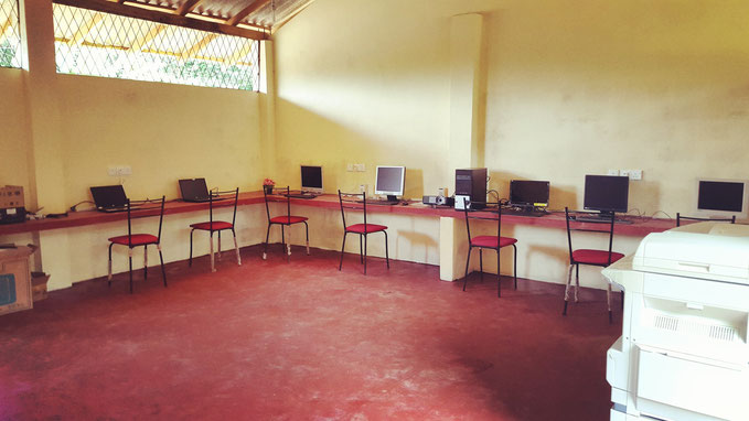 Ausstattung von 10 Computern sowie Beamer und Mutltifunktionsdrucker für den Unterricht von bis zu 20 Schülern je Unterrichtseinheit