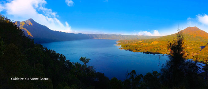 L'ancienne caldeira du mont Batur remplie d'un petit volcan et un lac