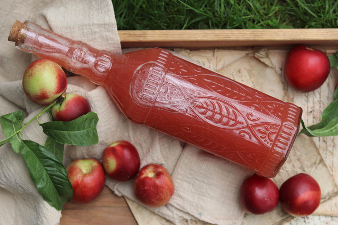 Nektarinensirup in einer Flasche