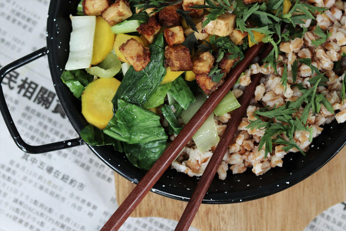 Pakchoi mit Karotten und Tofu in einer kleinen Pfanne