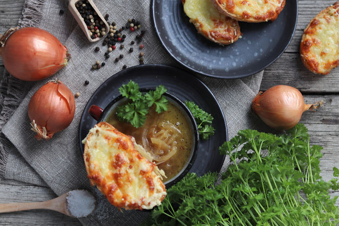 Zwiebelsuppe mit gerösteten Käsebrot