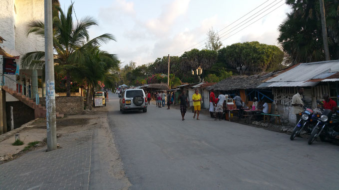 La calle principal de Watamu, dirección Watamu Old Town, altura Richland