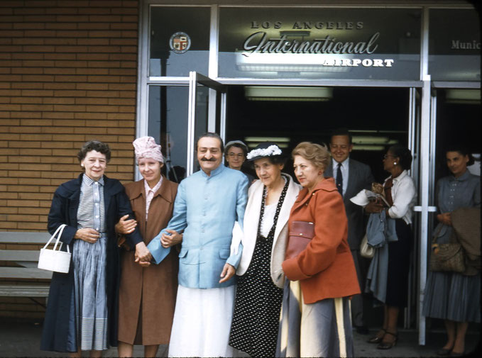 1956 : ( L-R ) Gladys Carr ( holding Baba's hand ), Marguerite Poley, Meher Baba, Ruth White & Hilda Fuchs. Behind : (L-R) Martha Nichols, Lud Dimpfl, Marianne Gregoire, Ella Winterfeldt