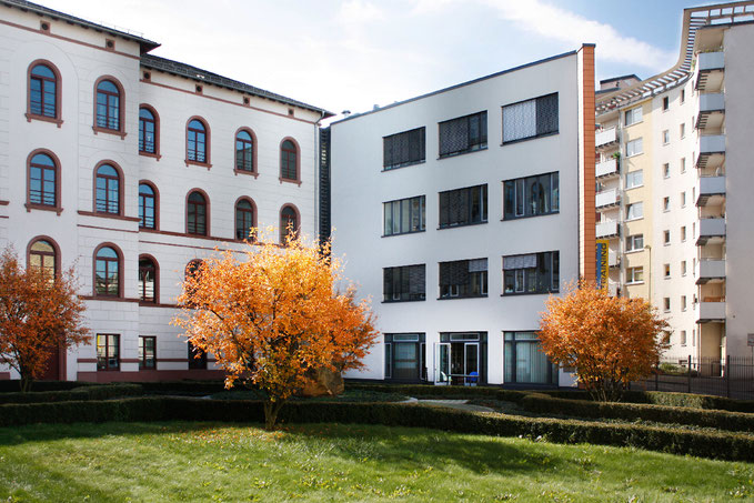 Der Blick auf Kanzlei Thon & Partner neben dem Amtsgericht Offenbach.