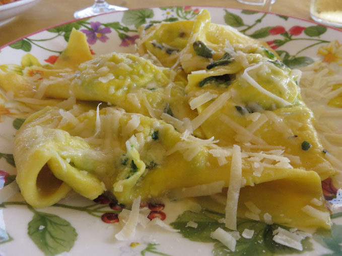 Ravioli with spinach/ricotta filling, sage butter & parmesan (Ravioloni di ricotta e spinaci con burro e salvia)