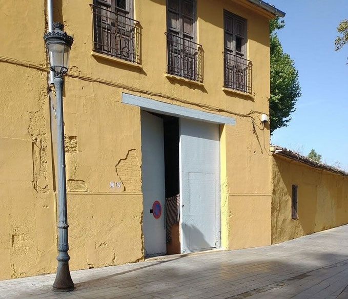La puerta de la Alquería Gaspar Bono en valencia reventada y ocupada.