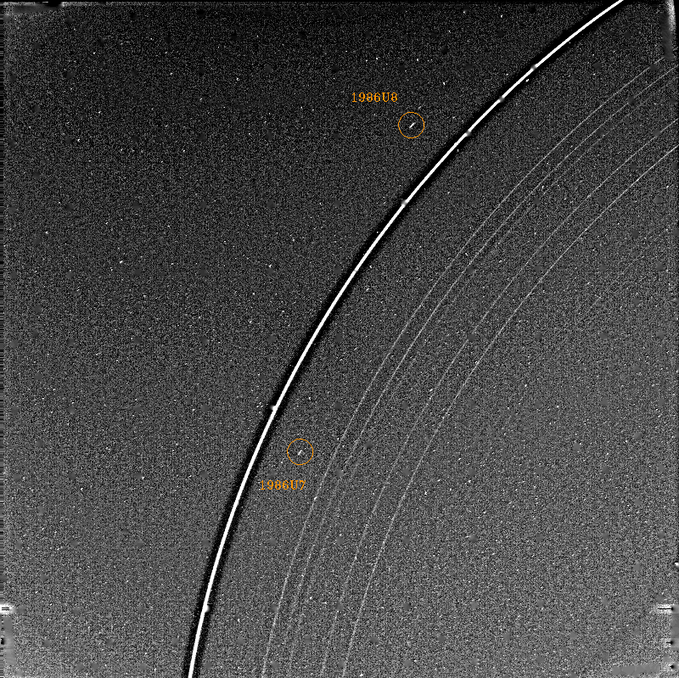 Cordelia (1986U7) und Ophelia (1986U8) zwischen dem Epsilon-Ring des Uranus am 22. Januar 1986 von Voyager 2.