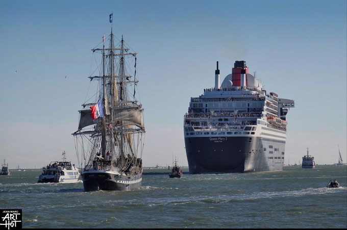 "On a même pas tremblé à bord du Belem à côté du Queen Mary 2 😅" Merci Jean-Marc Arthot pour cette photo immortalisant si bien cette rencontre historique !!!