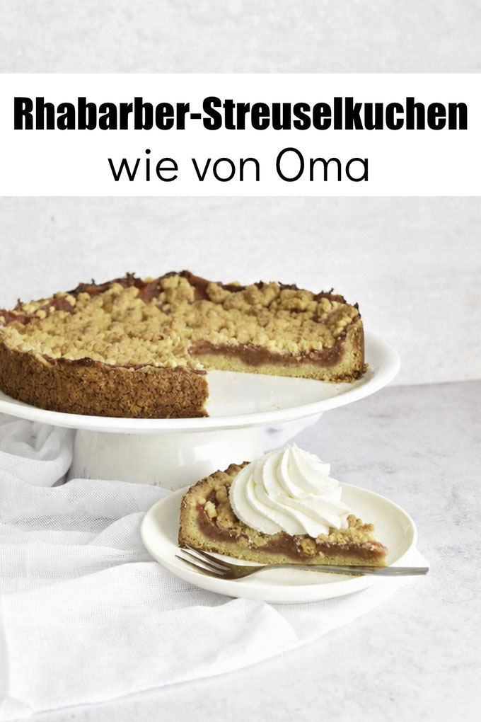 Rhabarber Streuselkuchen wie von Oma, Mürbeteig und Mürbe-Streusel, in der Mitte eine intensive Rhabarberschicht, mit Sahne serviert, perfekter Frühlingskuchen, Kuchen Rezepte