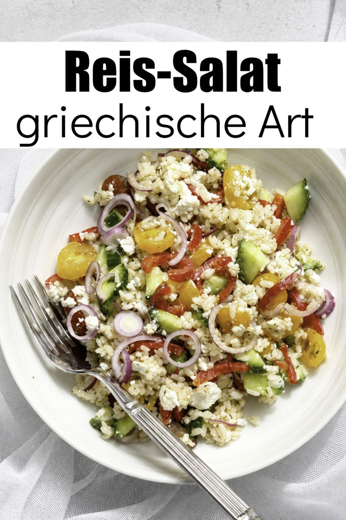 Reissalat griechische Art mit Sushi Reis, der bleibt schön feucht, Gurken, Tomaten, Paprika und ZWiebeln, optional Oliven, Mittagessen bei heißem Sommerwetter, vegetarisch, vegan möglich