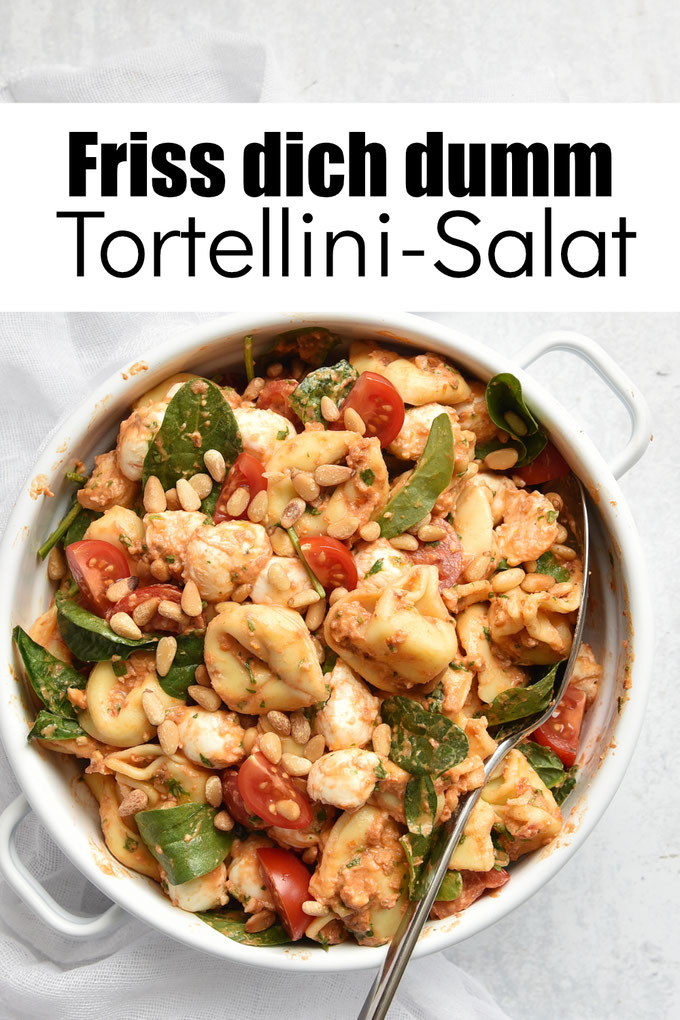 Friss dich dumm Tortellini Salat, tomatig mit einem Hauch erfrischender Zitrone, schnell und einfach gemacht, genau das richtige, wenn es draußen so richtig heiß ist