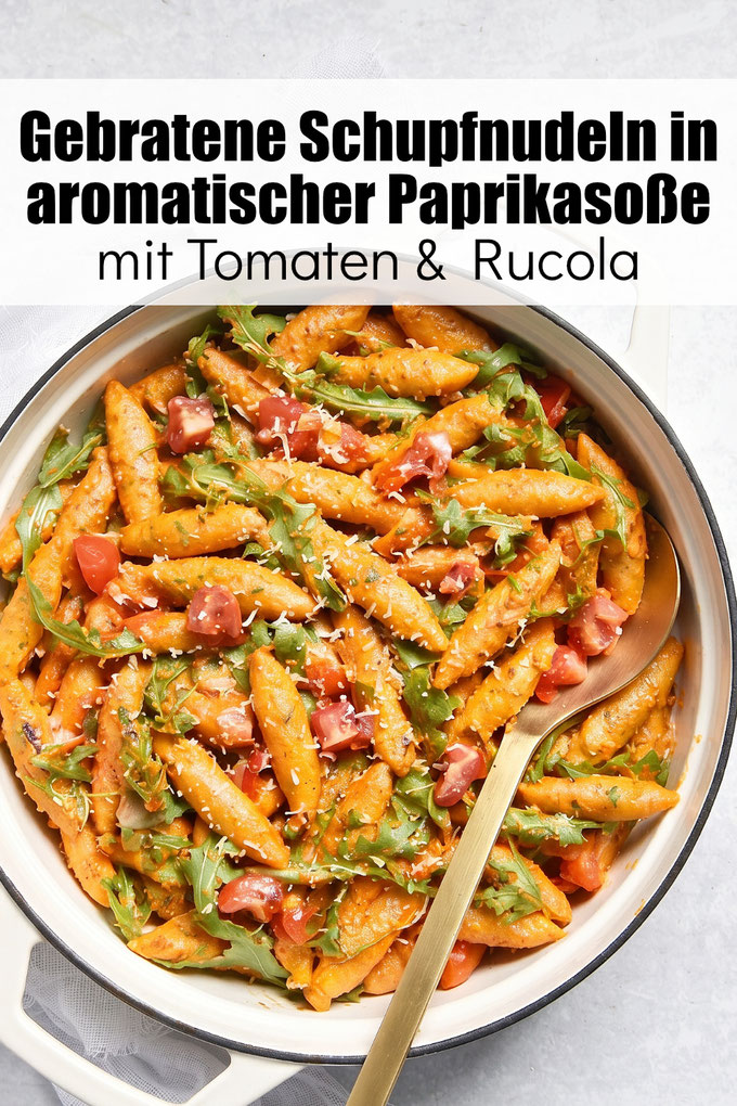 Gebratene Schupfnudeln in einer super leckeren aromatischen Paprikasoße, die mit Tomatenmark und Frischkäse gemacht ist, mit frischen Tomaten und Rucola für einen sommerlichen Touch, Familienküche, einfach und lecker, schnelle Feierabendküche, vegetarisch