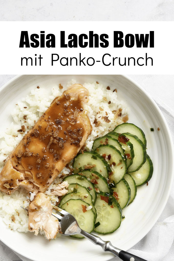 Asia Lachs Bowl mit Panko Crunch, Lachs aus dem Airfryer mit Teriyake-Glasur, Gurkensalat mit Sweet Chili Dressing, dazu Sushi Reis und oben drauf ein Crunch aus Panko, Rezept Bowl, Protein Rezept