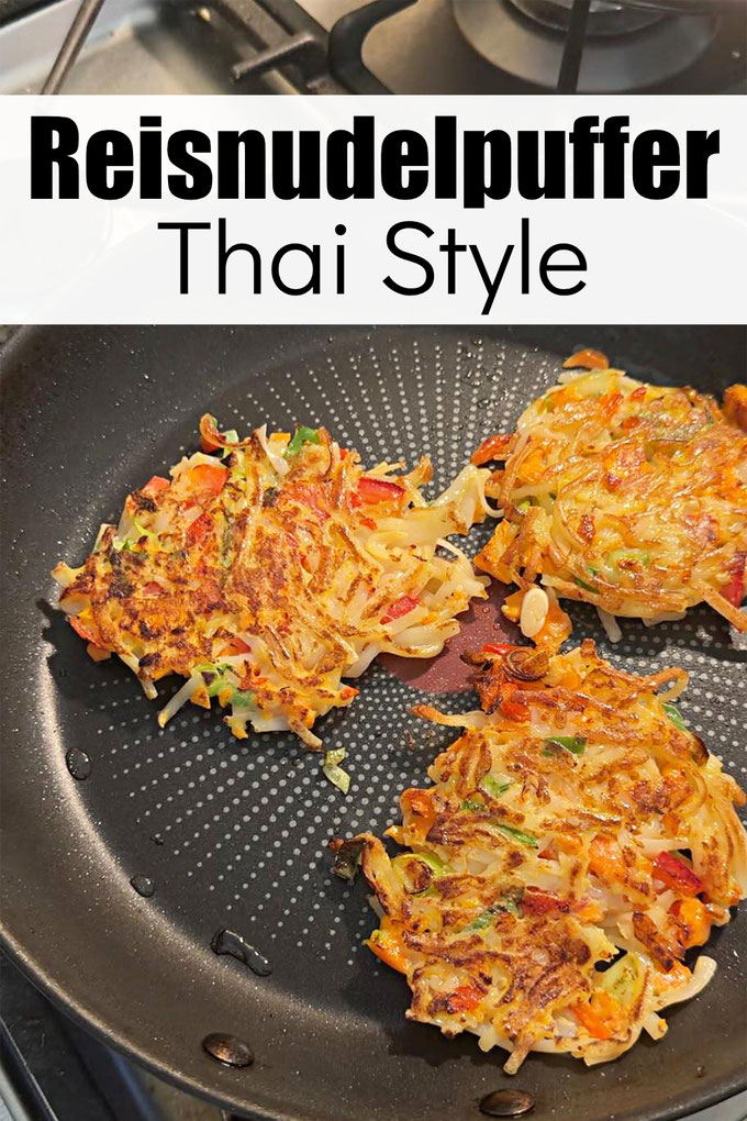 Glutenfreie Reisnudel-Puffer Thai Style mit Möhren, Frühlingszwiebeln und Sweet Chili Soße, serviert mit Sweet Chili Soße oder Tzatziki, einfaches Rezept, Sommerrezept, lecker, Familienküche