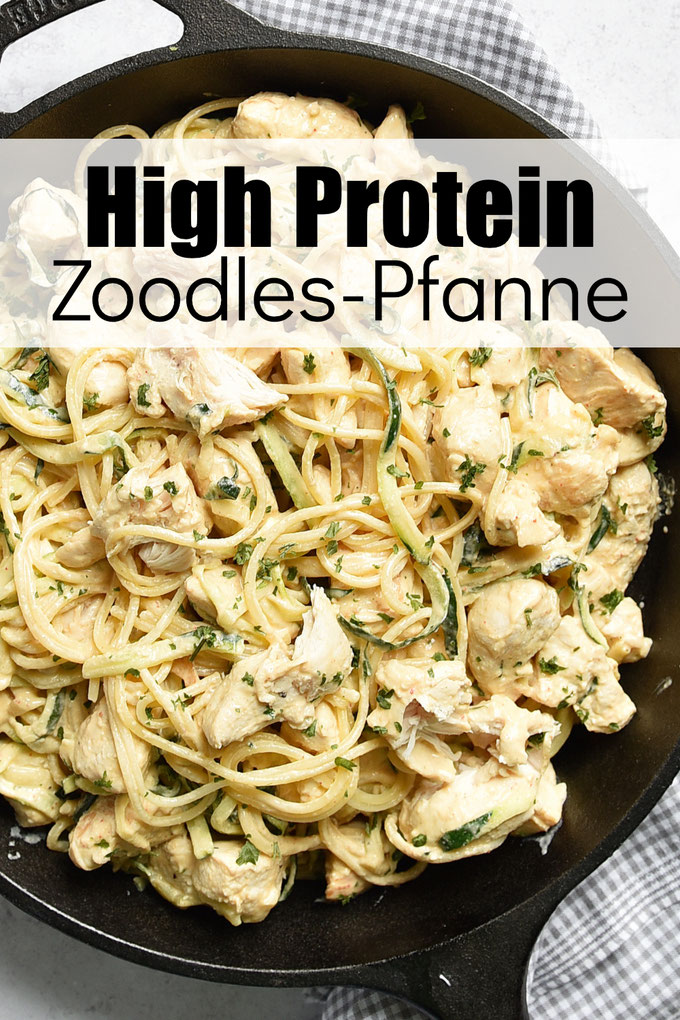 High Protein Zoodles Pfanne mit Hähnchen, Zucchini und Spaghetti, Soße mit Tahin und Frischkäse