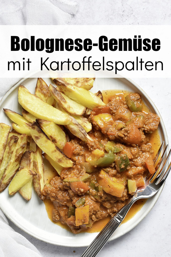 Bolognese Gemüse mit Paprikaschoten und Zucchini, stückigen Tomaten, Zwiebeln und Knoblauch sowie Hack zu Kartoffelspalten aus dem Airfryer oder Backofen, vegan und vegetarisch machbar, Rezept für die Familie, Alltagsrezept