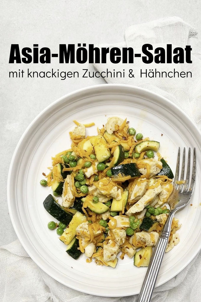 Asia Möhren Salat mit knackigen Zucchini und Hähnchen oder Tofu, gesunde Mahlzeit mit Protein, z.B. nach dem Sport, ausgewogen, gesunde Fette, vegetarisch bzw. vegan möglich, Rezept After Sport Dinner
