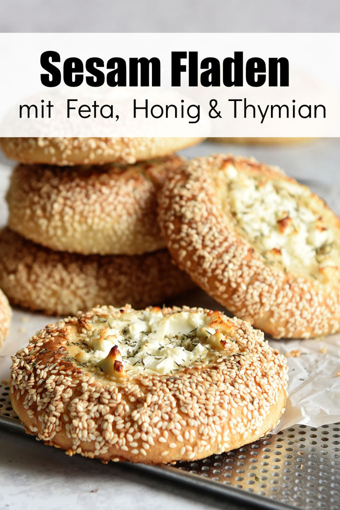Sesam Fladen mit Feta Honig und Thymian Rezept z.B. für den Thermomix, der Teig ist ein Hefeteig mit Hartweizengrieß, die Füllung ist eine Schicht Schmand und zerkrümelter Feta, die Brötchen werden in Sirup getraucht und dann in Sesam gewälzt