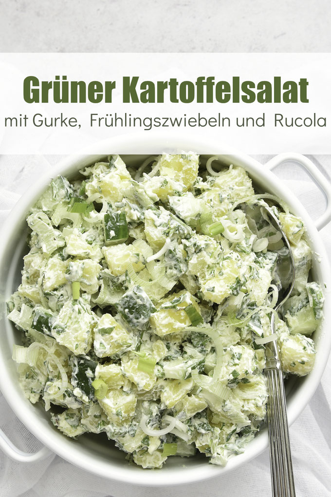 Grüner Kartoffelsalat mit Gurke, Frühlingszwiebeln und Rucola, der Rucola wird fein geschnitten mit der Hand und unters Dressing gemischt - damit ist er nicht der dominante Geschmacksgeber, sondern harmoniert gut mit dem Kräuter-Dressing, vegetarisch