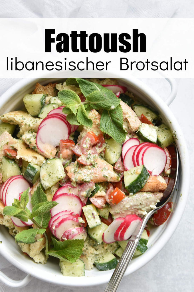 Fattoush - libanesischer Brotsalat mit Tomaten, Gurke und Minz-Joghurt Dressing, perfekter Sommersalat oder Sommer Hauptgericht, leckeres Rezept, einfach zu machen