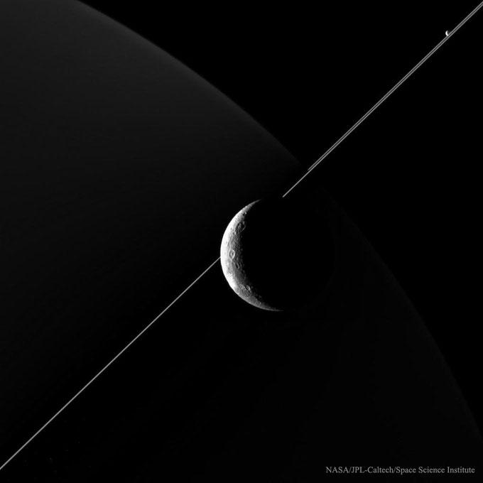 En bonus : Une autre lune dans les anneaux de Saturne, Dioné, vue par la sonde Cassini. Crédits image : NASA / JPL Caltech.