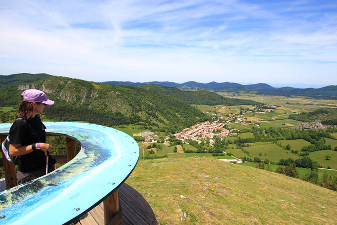 Belvédère et table d'orientation du Pic du Midi - vue sur le village de Roquefeuil - rando Pyrénées Audoises