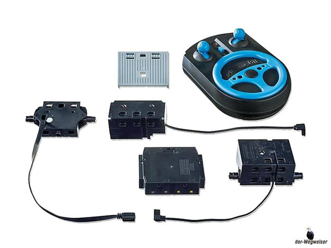 Im Paket Playmobil 6914 ist enthalten ein Sendemodul, Empfängermodul, Handsender, Lenkeinheit mit Abdeckung.