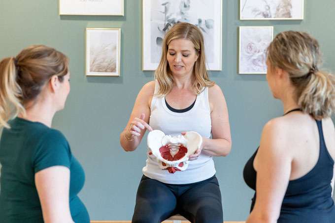 Silke Waldmann-Burkhardt in der Beckenbodentherapie