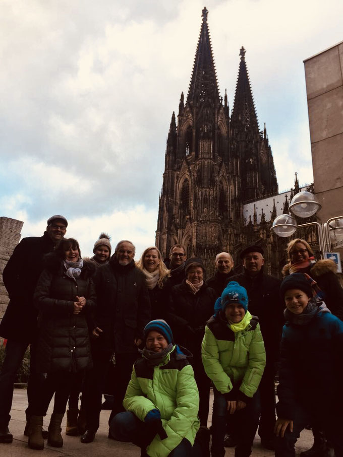 Familienfoto vor dem Kölner Dom, Köln Domplatte, Roncalliplatz Köln