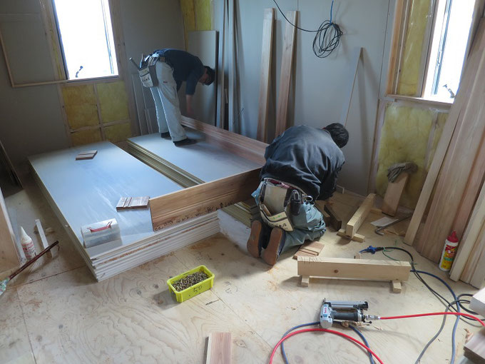 サッシ額縁の組み立て作業です。